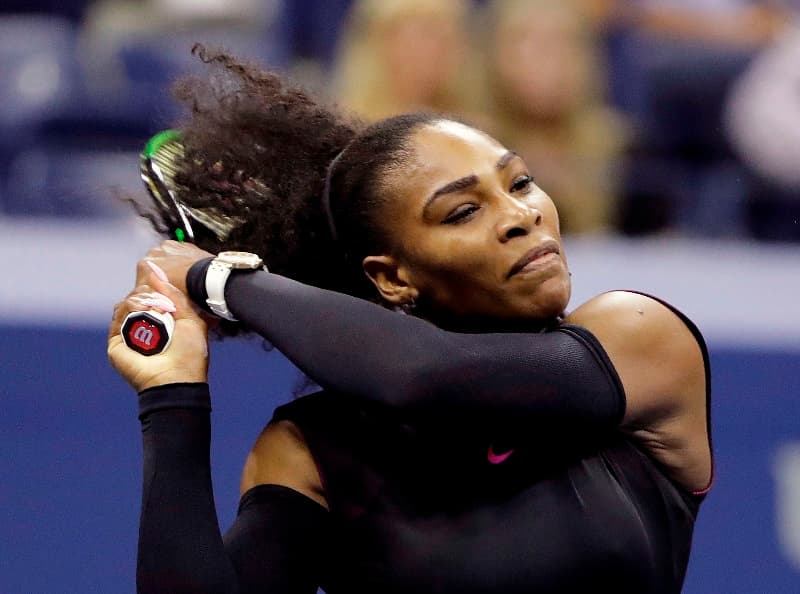 Američanka Serena Williamsová porazila ve 2. kole tenisového US Open krajanku Vaniu Kingovou 6:3, 6:3 a 306. grandslamovým vítězstvím vyrovnala rekord Martiny Navrátilové. 