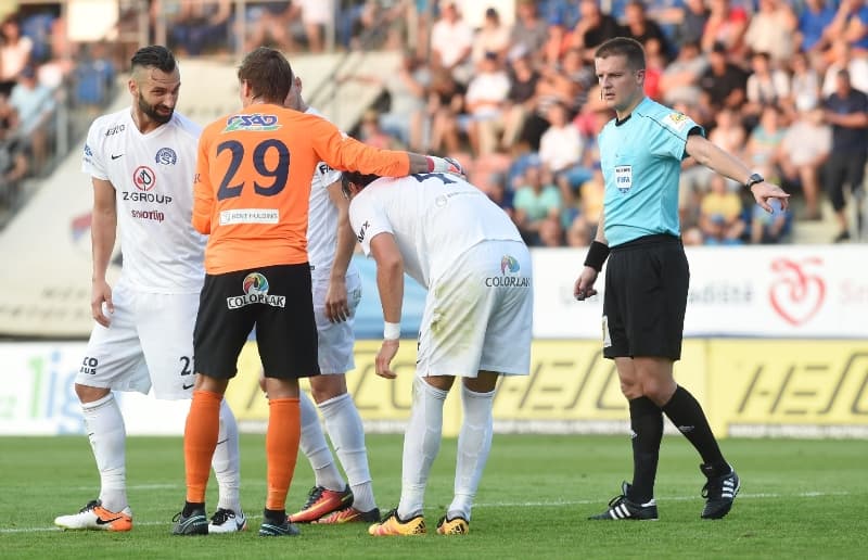 Fotbalisté Zlína porazili Slovácko. Zleva obránce Slovácka Tomáš Košút.