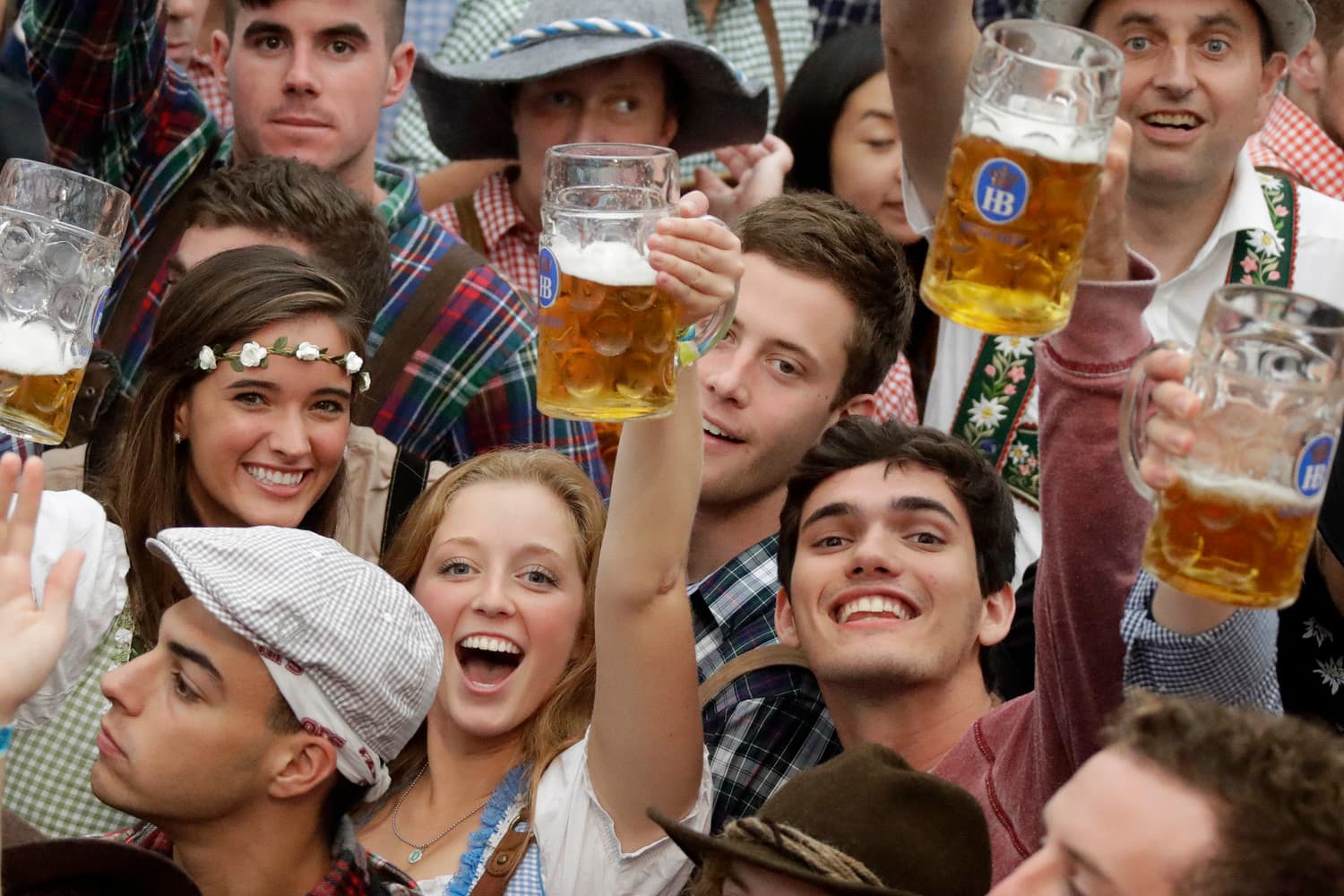 Po slavnostním zahájení je Oktoberfest v plném proudu.