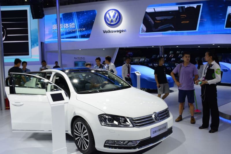 Volkswagen Passat na autosalonu v Čínském Shenzenu (ilustrační foto).