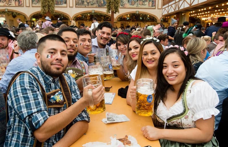 Na letošní Oktoberfest přijelo přibližně 5,6 milionu lidí.