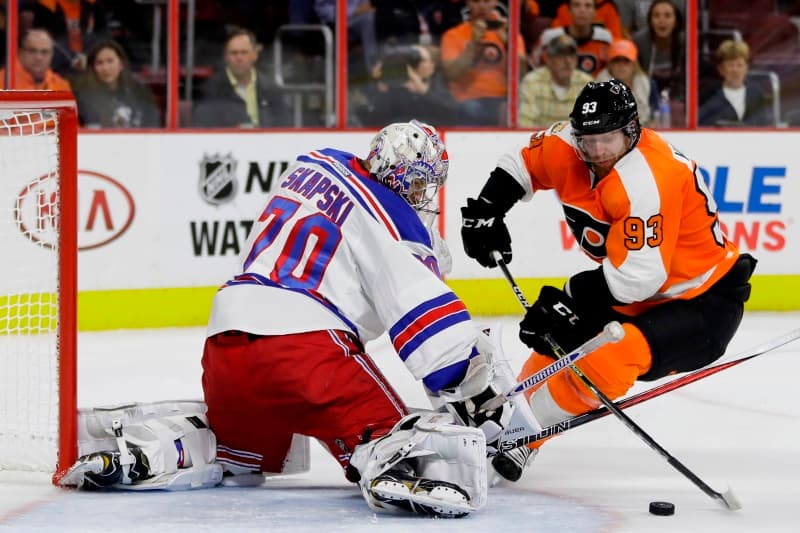 8. až 10. místo: Jakub Voráček, 27 let, Česko, Philadelphia Flyers, 24,2 milionu korun ročně. Jediný český zástupce v TOP 10. Nikdo z hokejistů Philadelphie letos nebude pobírat více. Až by adeptů bylo! Třeba jeho "dvojče" Claude Giroux si letos vydělá o celý milion dolarů méně. 