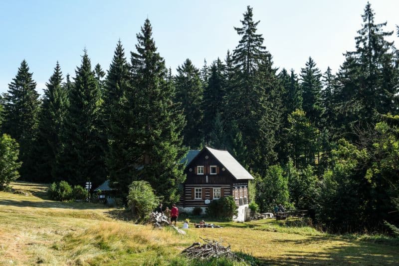 Liščí bouda (na snímku) je nejvýznamnějším památníkem sklářství v Jizerských horách.