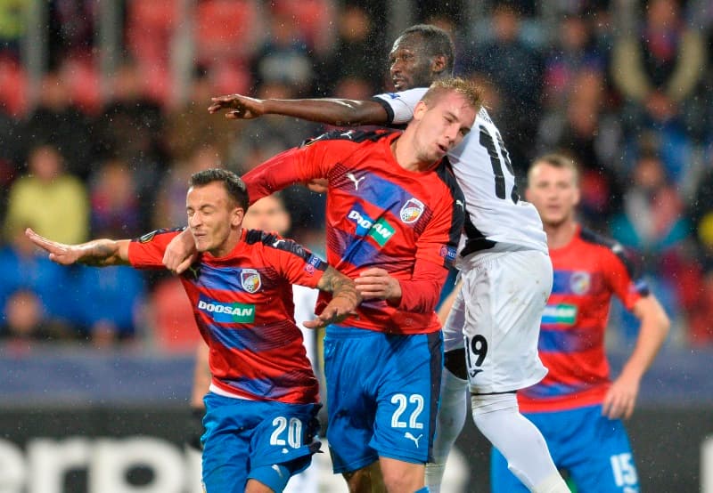 Ačkoli Liberec, Plzeň a Sparta získaly v úvodních třech kolech základních skupin Evropské ligy dohromady jen devět bodů, nadále drží pro český fotbal jedenáctou příčku podle koeficientu UEFA před Švýcarskem.