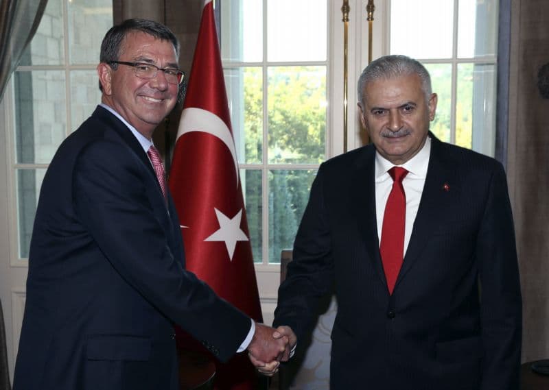 Turecký premiér Binali Yildirim (vpravo) a americký ministr obrany Ash Carter.