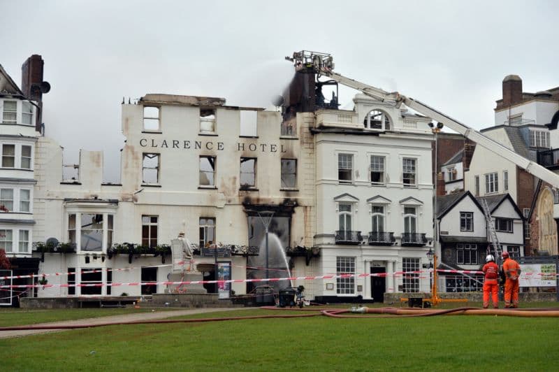 Fotografie vyhořelého britského hotelu Royal Clarence Hotel.