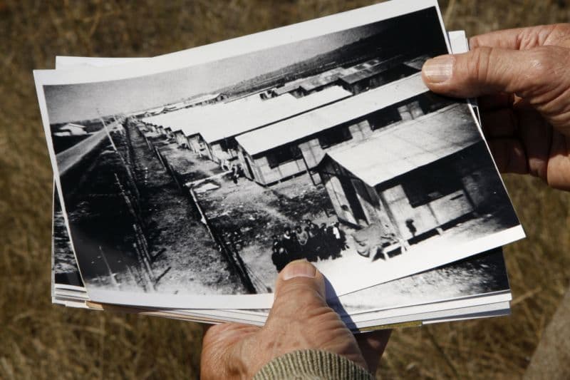 Fotografie internačního tábora Montreuil-Bellay na západě Francie.