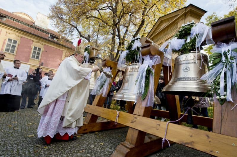 Kardinál Dominik Duka (vlevo) požehnal tři nové zvony kostela Nanebevzetí Panny Marie a sv. Karla Velikého na pražském Karlově.