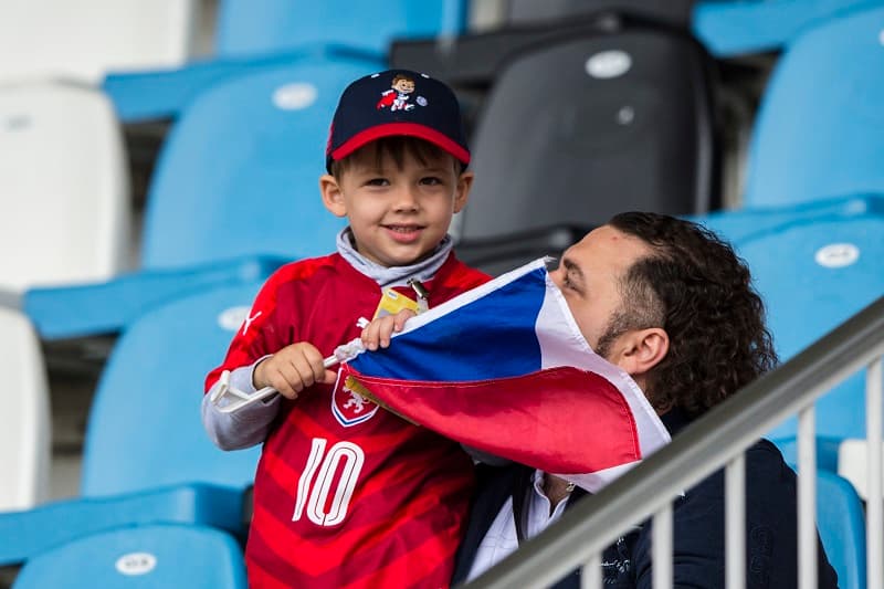 Děti na tribunách fotbalových stadionů by se měly objevovat daleko častěji.