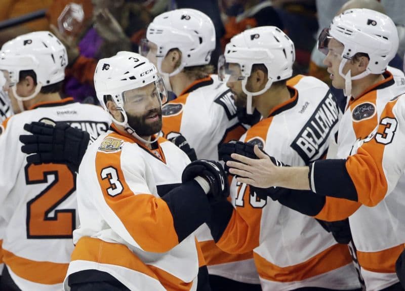 Radko Gudas (3) se raduje se spoluhráči z Philadelphie. 