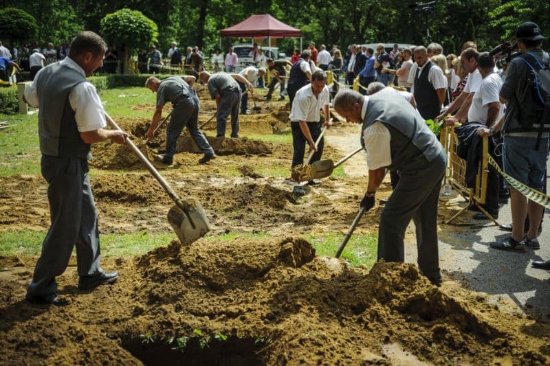 Veletrh pohřebnictví oživila soutěž v kopání hrobů na čas.