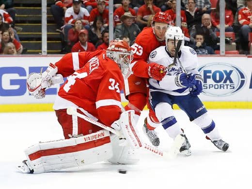 Gólman Petr Mrázek v utkání NHL.