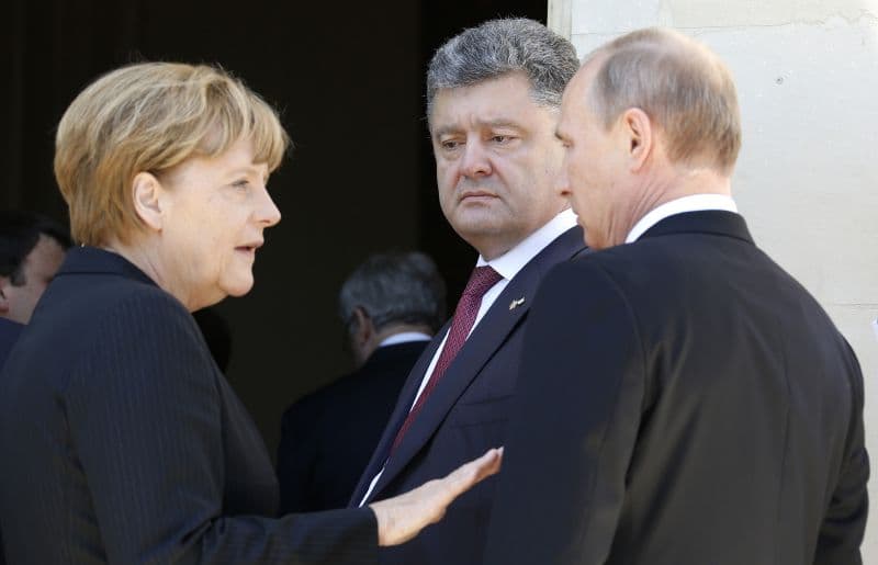 Angela Merkelová, Petro Porošenko (uprostřed) a Vladimir Putin.