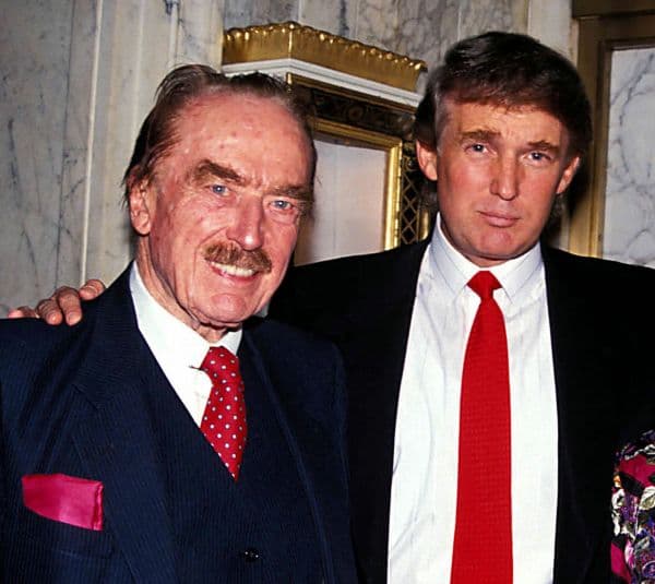 Na snímku z roku 1992 Fred Trump se synem Donaldem Trumpem (vpravo).