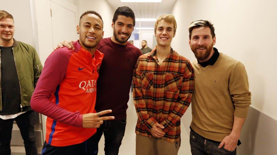 Justin Bieber se vyfotil s útočným triem MSN (zleva Neymar, Suárez, Bieber a Messi).