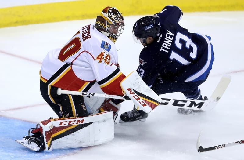 David Rittich v dresu Calgary v jednom z přípravných zápasů. 