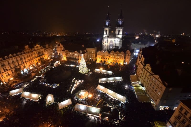 Na Staroměstském náměstí v Praze se rozsvítil vánoční strom a začaly vánoční trhy.