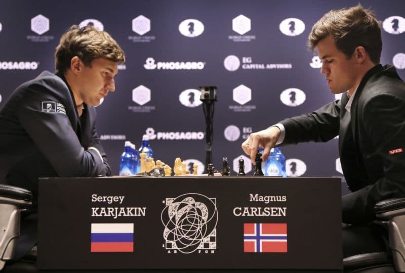 Zleva: Sergej Karjakin a Magnus Carlsen.