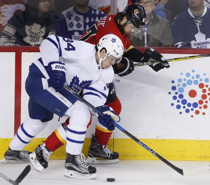 Michael Frolík (v červeném dresu) v utkání NHL.