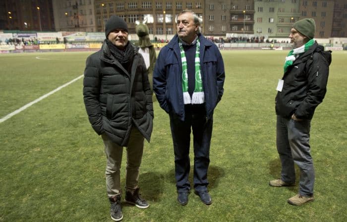 Zleva exhráči Ivan Hašek, Antonín Panenka a Tibor Mičinec poté, co bylo utkání zrušeno. 