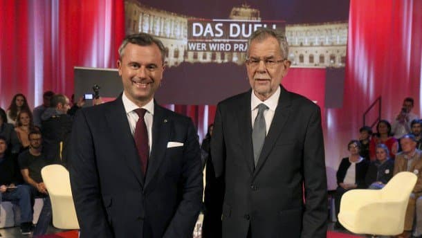 Alexander Van der Bellen, vítěz prezidentských voleb v Rakousku (vpravo), a poražený Norbert Hofer.