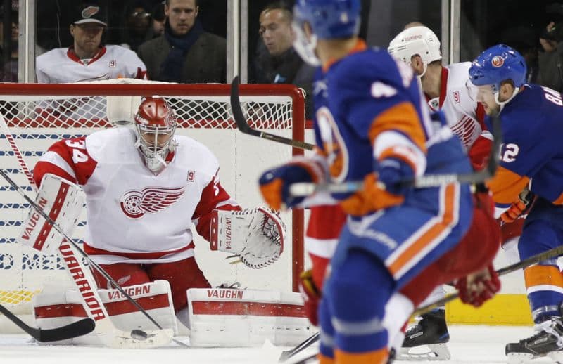 Obránce Detroitu Petr Mrázek v zápase proti New York Islanders. 