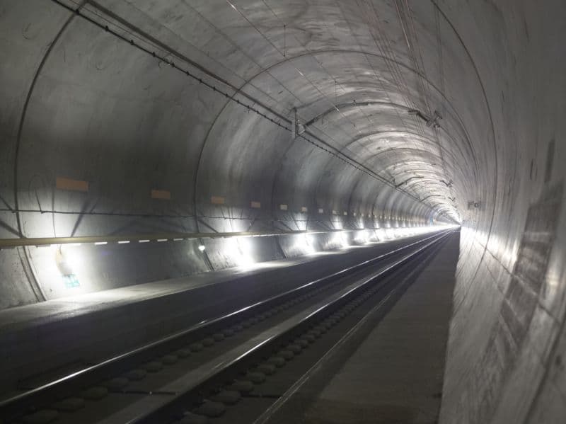 Nejdelší železniční tunel měři 57,1 kilometru.