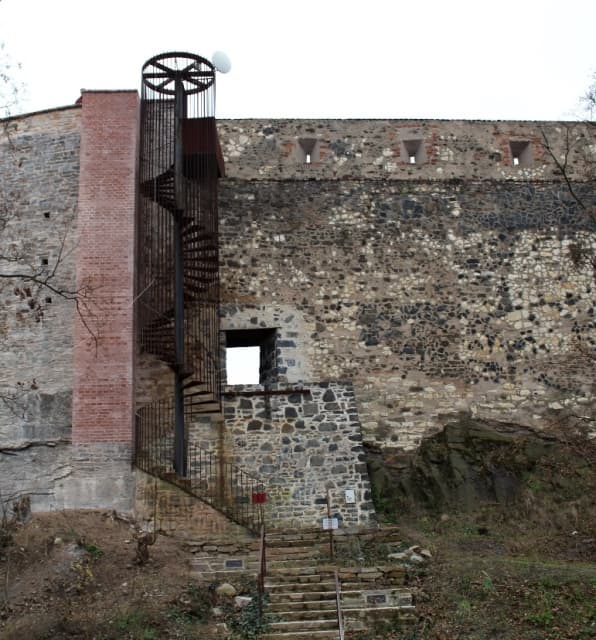 Po třech letech se otevírá průchod pražskými novoměstskými hradbami z parku Folimanka. 