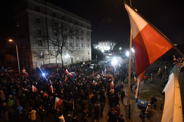 Demonstrace před budovou parlamentu.