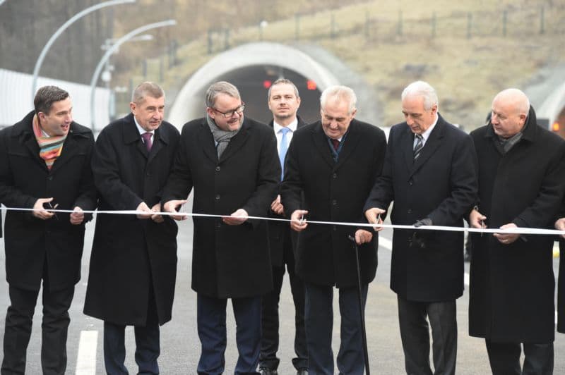 Po 32 letech dokončena celá! Zleva saský ministr Martin Dulig, ministr financí Andrej Babiš, ministr dopravy Dan Ťok, prezident Miloš Zeman, saský premiér Stanisław Tillich a hejtman ústeckého kraje Oldřich Bubeníček.