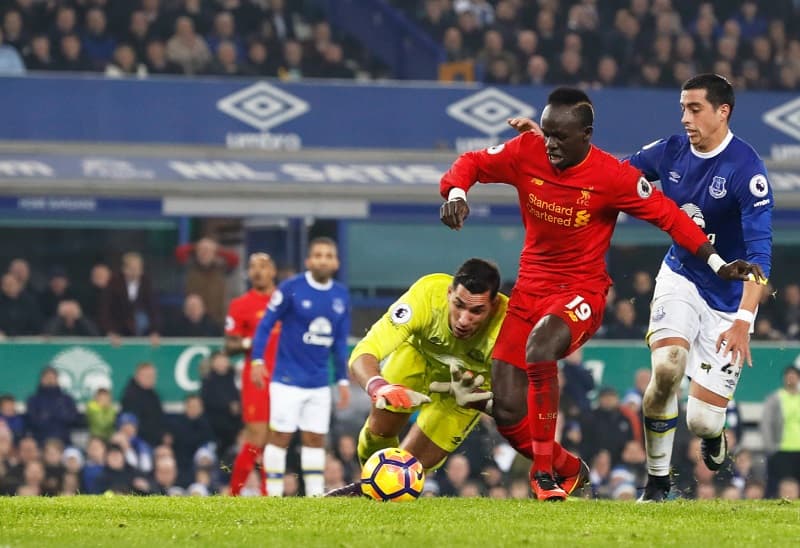 Fotbalista Liverpoolu Sadio Mané střílí vítěznou branku svého týmu v derby s Evertonem.