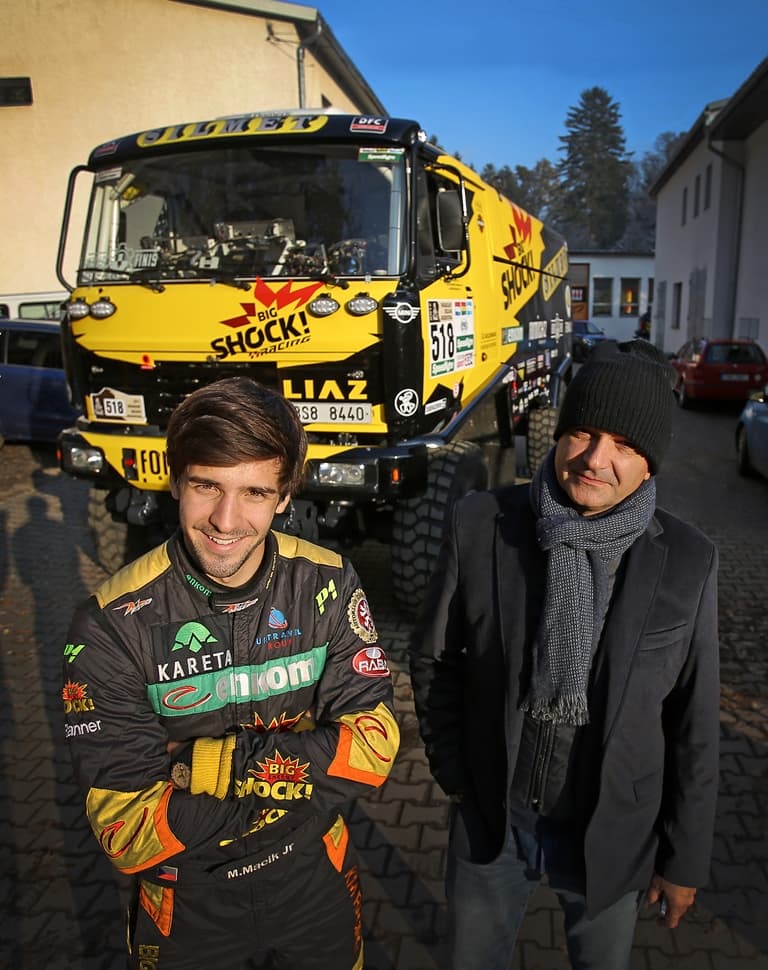 Jako šéf týmu i coby mentor svého syna vyráží na Dakar i Martin Macík senior. "Kecá do toho furt. Je u vývoje celého auta, to má na starosti hlavně on. Já mluvím jen do věcí týkajících se řízení," upřesňuje jeho syn. Po prohlídce sedlčanské dílny vyrážíme ještě na propagační fotografování. Kulisou má být nedaleký lom. Držíme se v závěsu kamionu, všichni na silnici nevěřícně uhýbají kolosu s pohonem téměř tisíc koní. Za jednou z vesnic se konečně zahřívá. Prudce akceleruje, stěží se držíme v Macíkových patách.