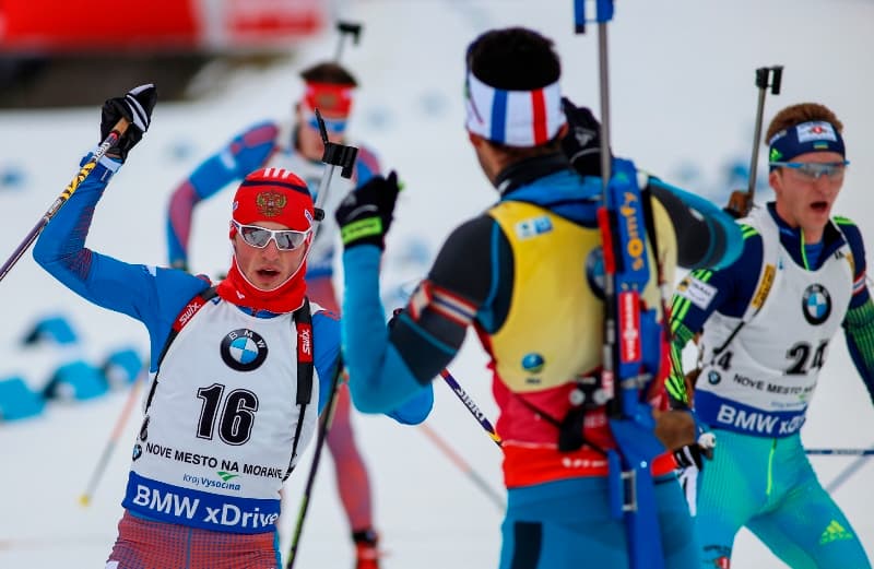 Ruský biatlonista Anton Babikov (vlevo) a Francouz Martin Fourcade (v popředí).