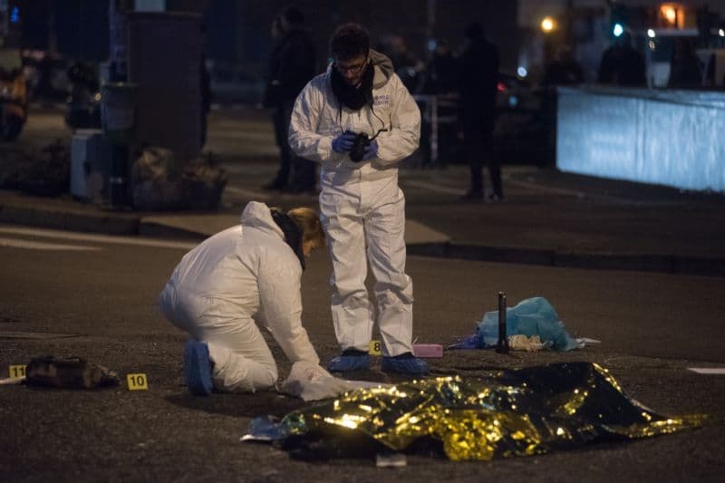 Italští policisté u mrtvého těla Anise Amriho.