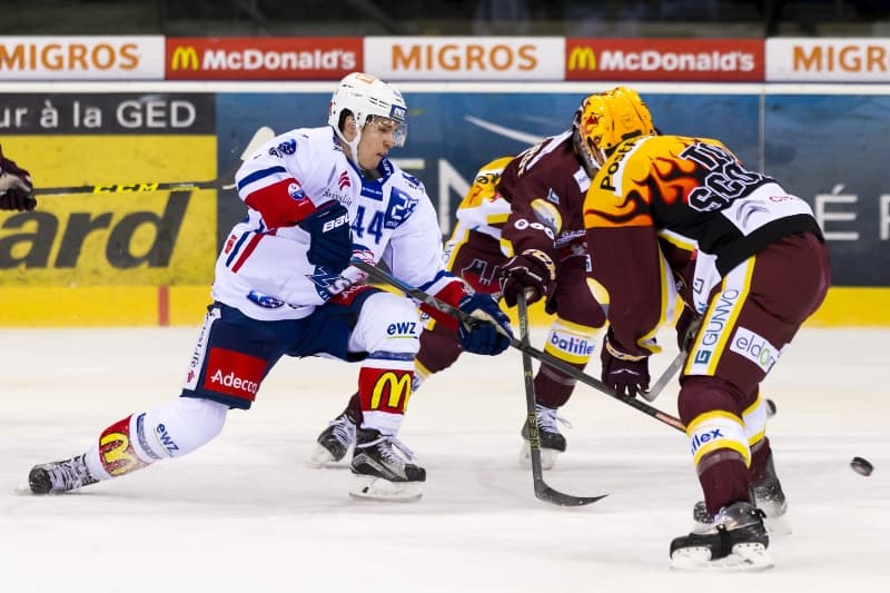 Servette Ženeva a její hráč Ehrhardt v souboji s Lions.