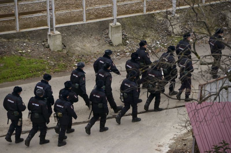 Moskevská policie evakuuje nádraží v blízkosti Komsomolského náměstí.