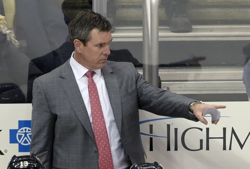 Hokejový trenér Pittsburghu Mike Sullivan.