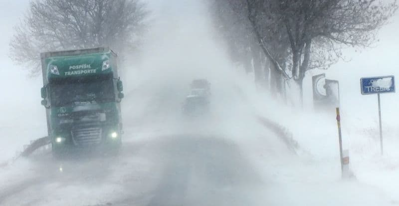 "Ve sněhových bouřích se vyskytnou náhlé poryvy větru, náhlý pokles dohlednosti (bílá tma), tvorba nové sněhové pokrývky a sněhových jazyků, jízda může být velmi obtížná a nebezpečná," uvedli meteorologové.