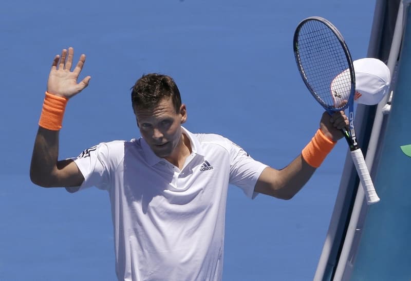 Tenista Tomáš Berdych postoupil do dalšího kola i díky skreči soupeře.