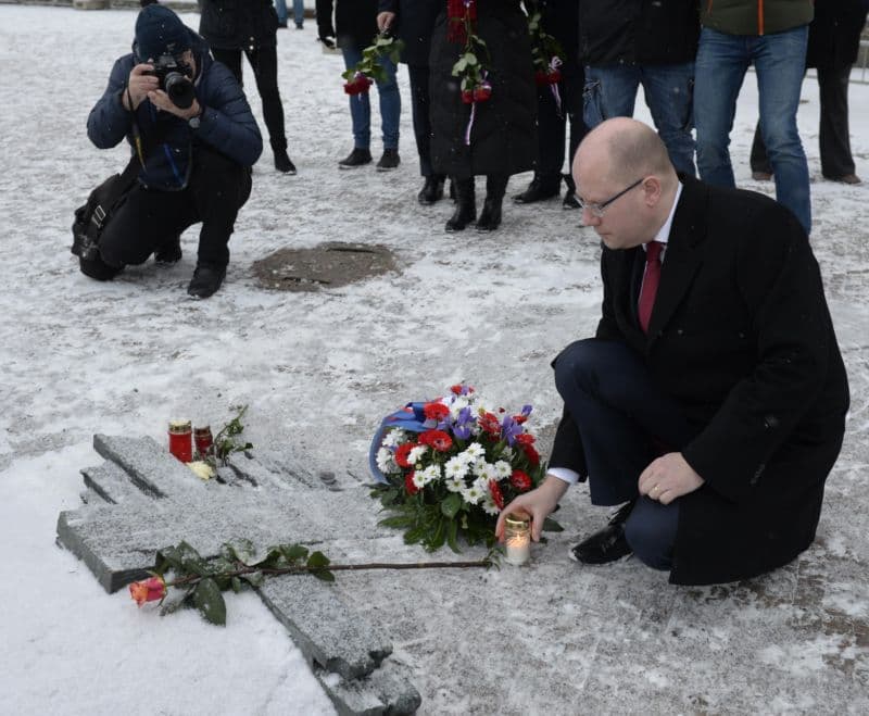 Premiér Bohuslav Sobotka u památníku Jana Palacha.