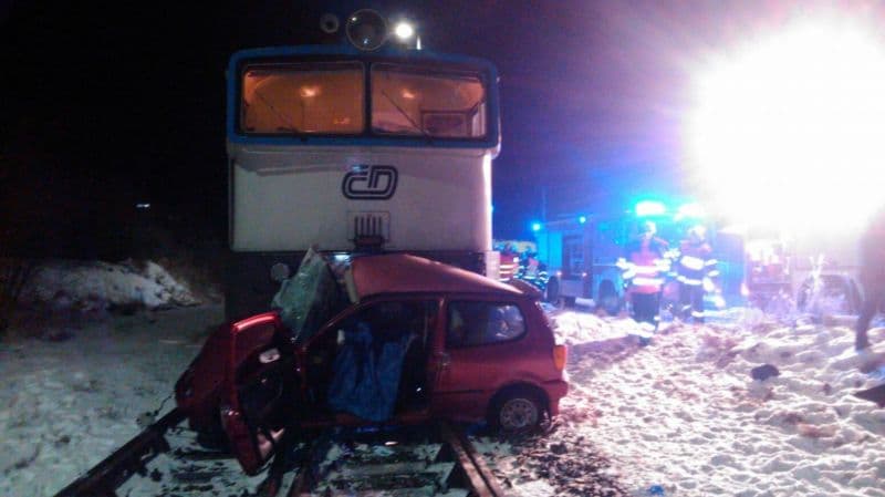 Srážka vlaku s osobním autem si vyžádala tři lidské životy.