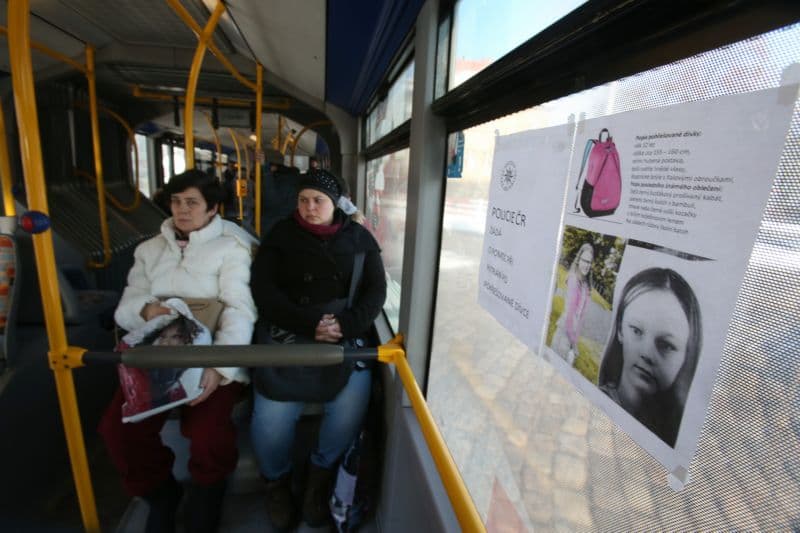 Policie požádala veřejnost o pomoc. Fotografie Míši v ústecké MHD.