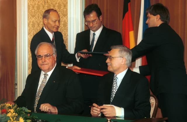 Podpis česko-německé deklarace, 21. ledna 1997. Bývalý německý kancléř Helmut Kohl (vlevo) a český expremiér Václav Klaus.