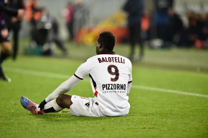 Italský útočník Mario Balotelli nebyl s chováním fanoušků soupeře příliš spokojený.