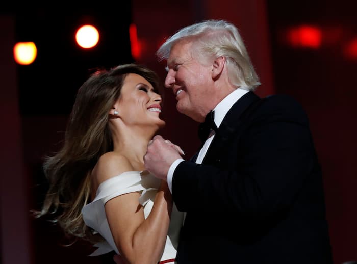 Melania a Donald Trumpovi tančí na inauguraci.