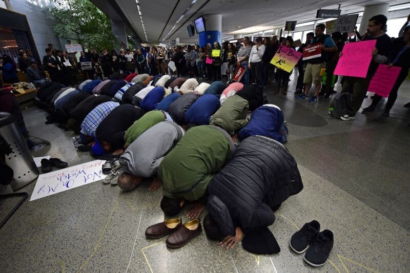 Dekret uzavírající americkou hranici vyvolal protesty.