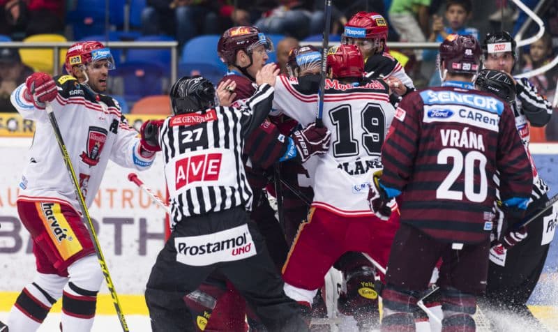 Hradec se v dohrávce hokejové extraligy střetl se Spartou.