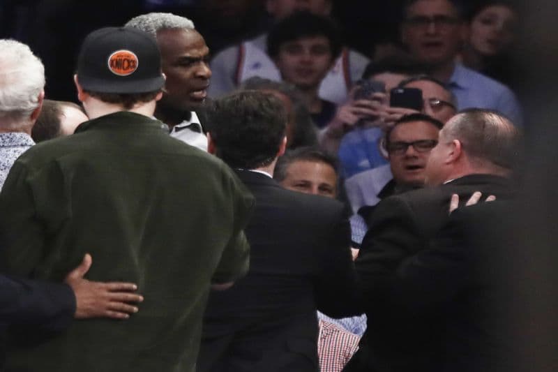 Charles Oakley se dostal do konfliktu s ochrankou a nakonec skončil na polici.