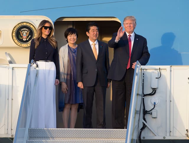 Trumpová odletěla společně s manželem a japonským párem na Floridu.