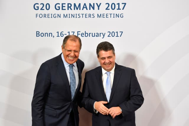 Sergej Lavrov (vlevo) s jeho německým protějškem Sigmarem Gabrielem.